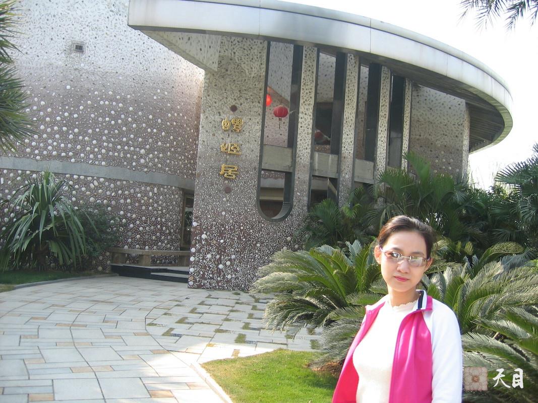 20041211邹宜均（出家前的果实法师）和外甥女朱梓嘉在深圳海上田园度假合影