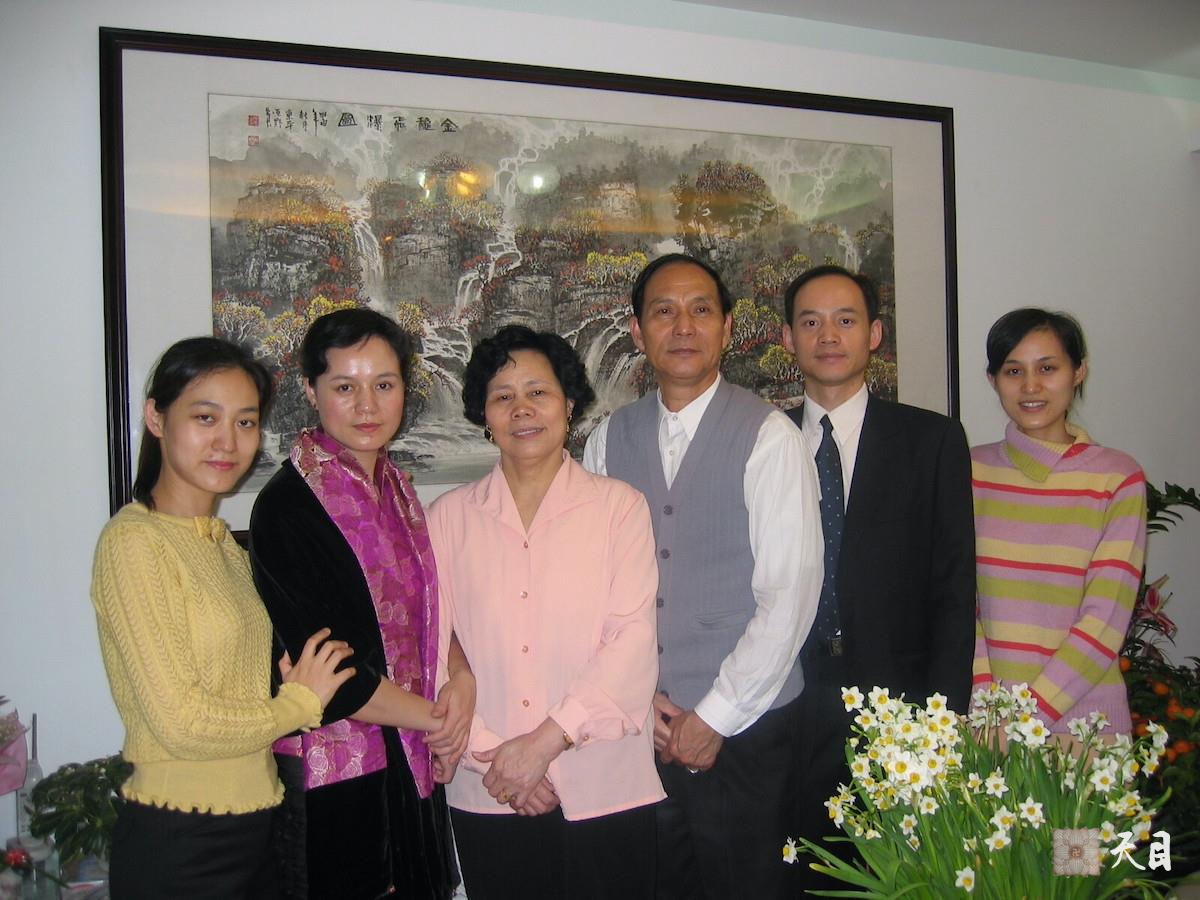 20050209大年初一邹宜均（出家前的果实法师）和家人陪伴已确认罹患肺癌晚期的父亲在深圳大姐邹宛均莲花北家吃晚饭1