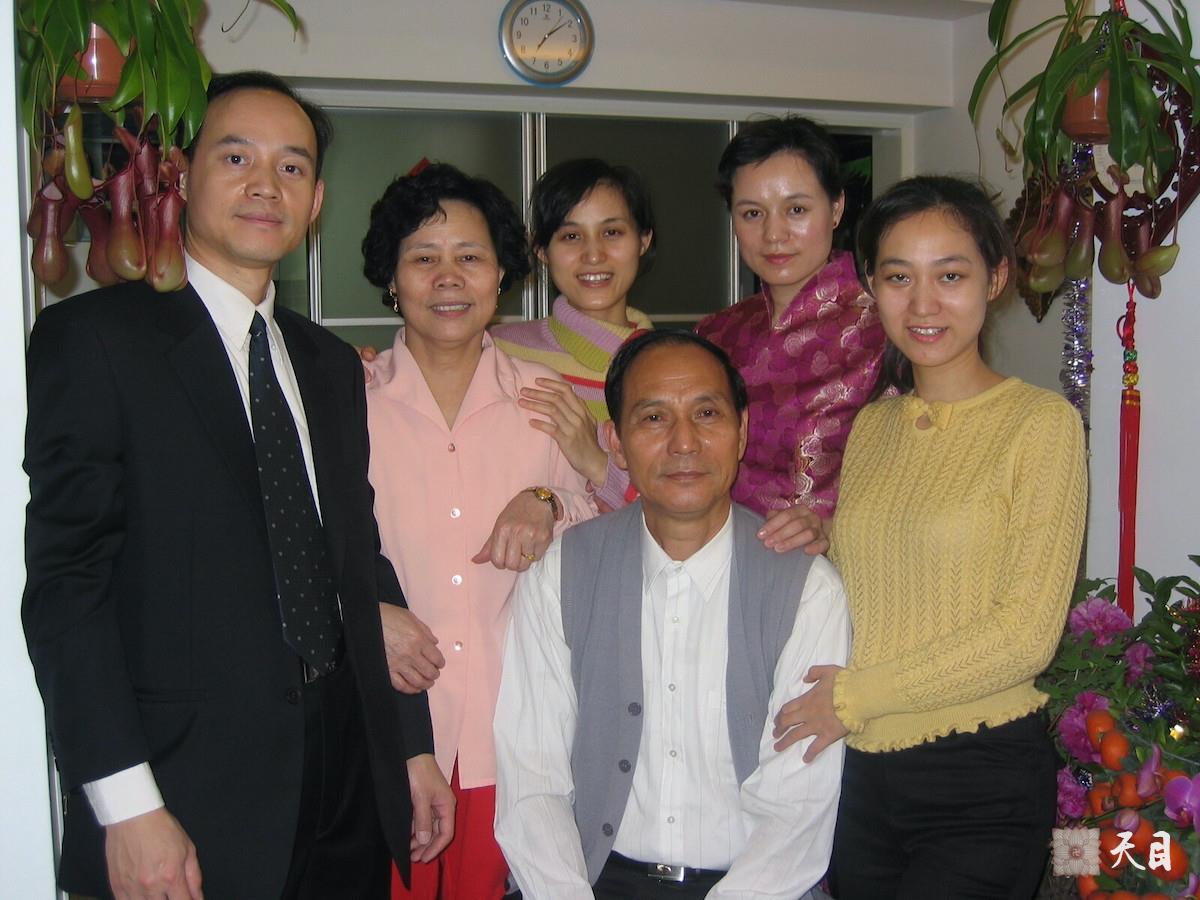 20050209大年初一邹宜均（出家前的果实法师）和家人陪伴已确认罹患肺癌晚期的父亲在深圳大姐邹宛均莲花北家吃晚饭2