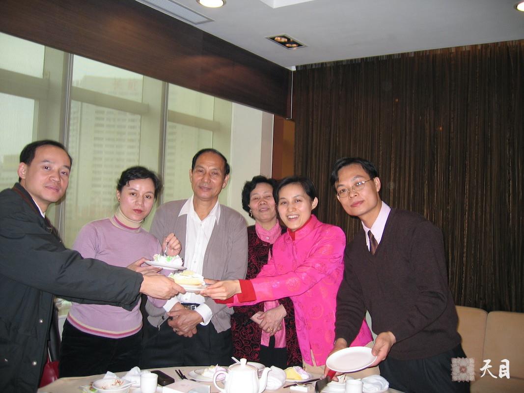20050211大年初三邹宜均（出家前的果实法师）和家人在深圳王子饭店给三姐邹芷均庆祝农历生日