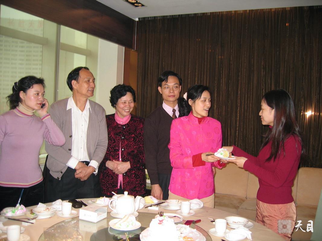 20050211大年初三邹宜均（出家前的果实法师）和家人在深圳王子饭店给三姐邹芷均庆祝农历生日