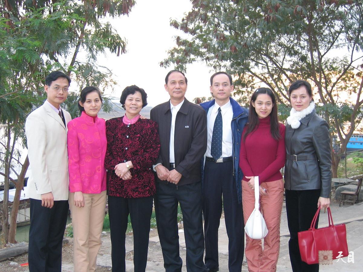 20050211大年初三邹宜均（出家前的果实法师）和家人陪伴已确认罹患肺癌晚期的父亲回到父亲的老家广东博罗东江2