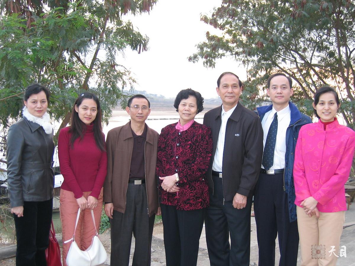 20050211大年初三邹宜均（出家前的果实法师）和家人陪伴已确认罹患肺癌晚期的父亲回到父亲的老家广东博罗东江2