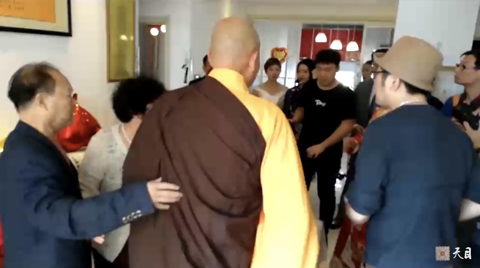 20181004圣观法师应常心法师俗家女儿张译文居士的礼请在青岛李四光故居出席张译文居士&于文虔居士的西式素宴婚礼1