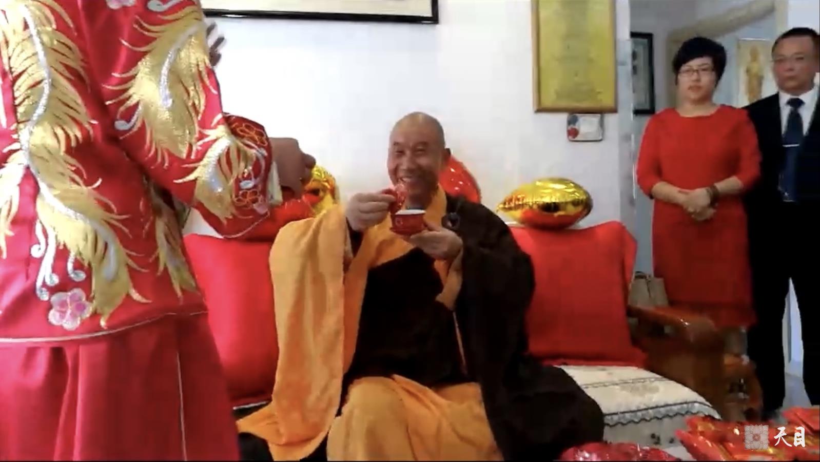 20181004圣观法师应常心法师的俗家女儿张译文居士的礼请在青岛李四光故居出席张译文居士&于文虔居士的西式素宴婚礼3