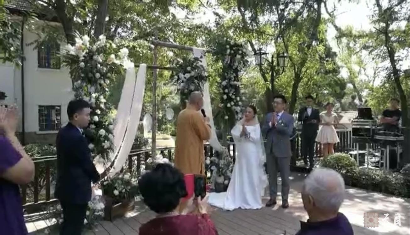 20181004圣观法师应常心法师的俗家女儿张译文居士的礼请在青岛李四光故居出席张译文居士&于文虔居士的西式素宴婚礼5