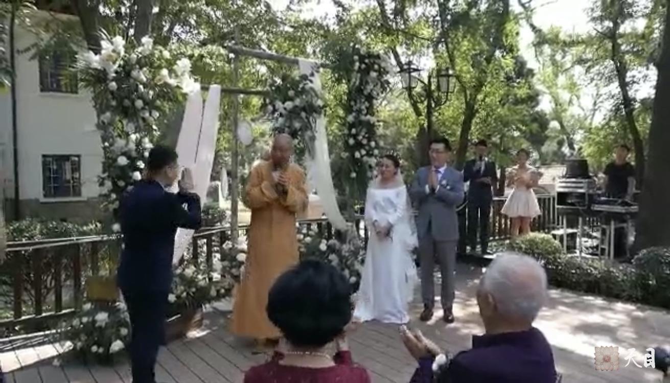 20181004圣观法师应常心法师的俗家女儿张译文居士的礼请在青岛李四光故居出席张译文居士&于文虔居士的西式素宴婚礼5