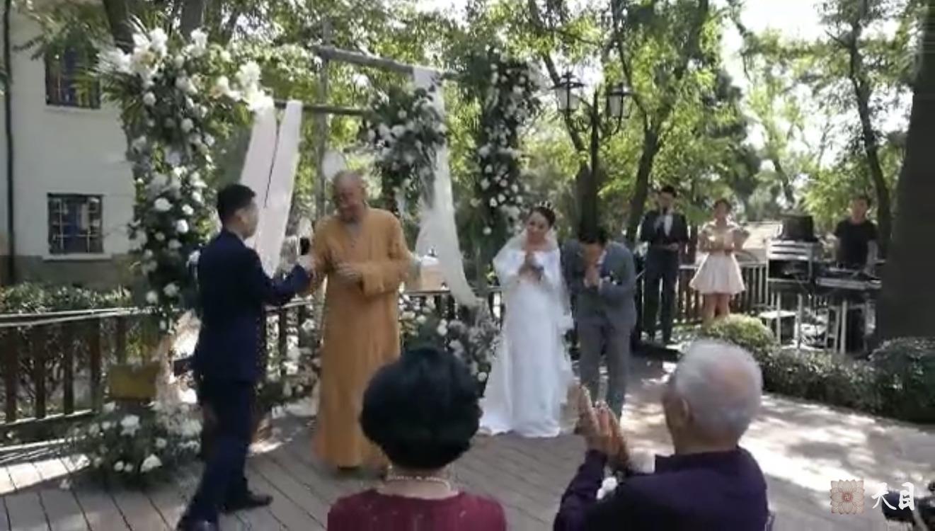 20181004圣观法师应常心法师的俗家女儿张译文居士的礼请在青岛李四光故居出席张译文居士&于文虔居士的西式素宴婚礼5