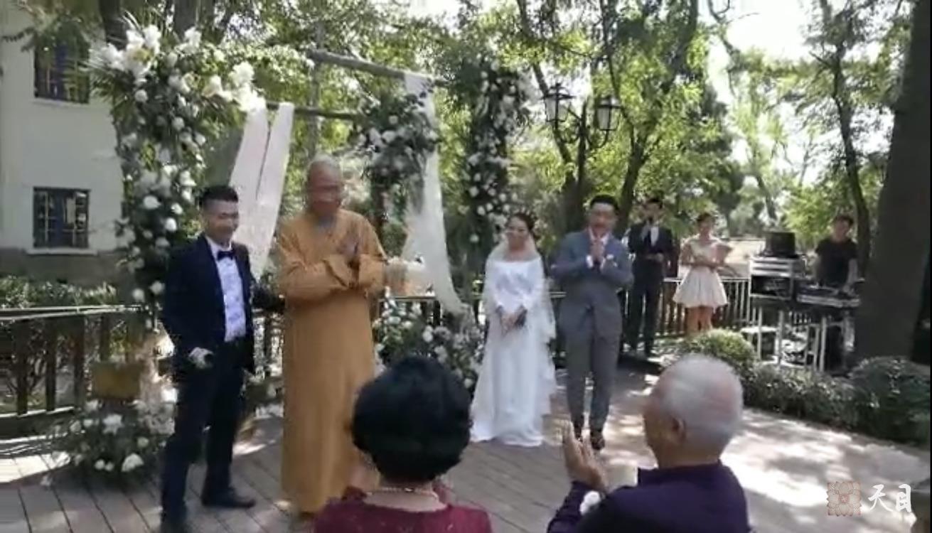 20181004圣观法师应常心法师的俗家女儿张译文居士的礼请在青岛李四光故居出席张译文居士&于文虔居士的西式素宴婚礼5