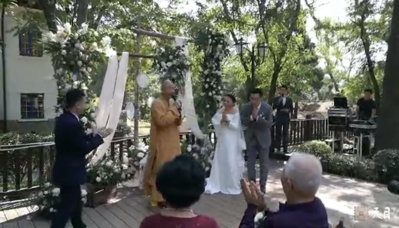 20181004圣观法师应常心法师的俗家女儿张译文居士的礼请在青岛李四光故居出席张译文居士&于文虔居士的西式素宴婚礼5