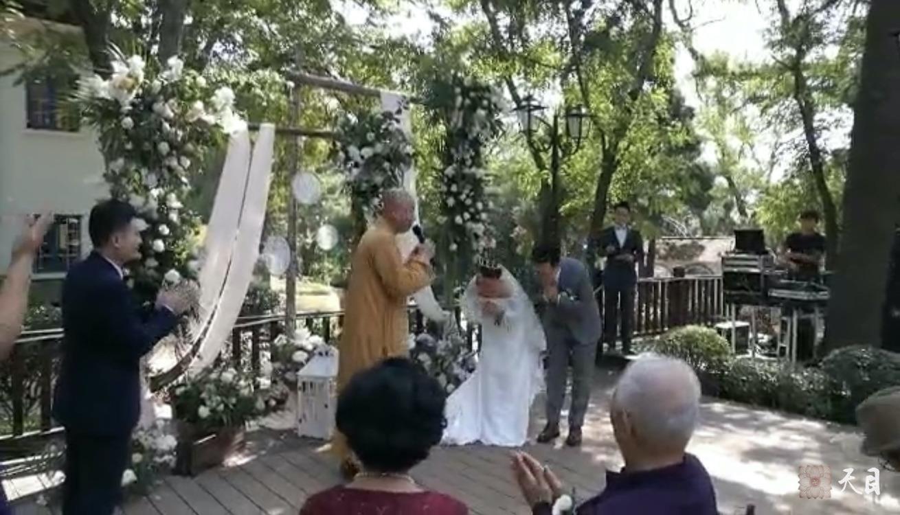 20181004圣观法师应常心法师的俗家女儿张译文居士的礼请在青岛李四光故居出席张译文居士&于文虔居士的西式素宴婚礼5