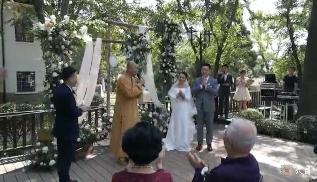 20181004圣观法师应常心法师的俗家女儿张译文居士的礼请在青岛李四光故居出席张译文居士&于文虔居士的西式素宴婚礼5