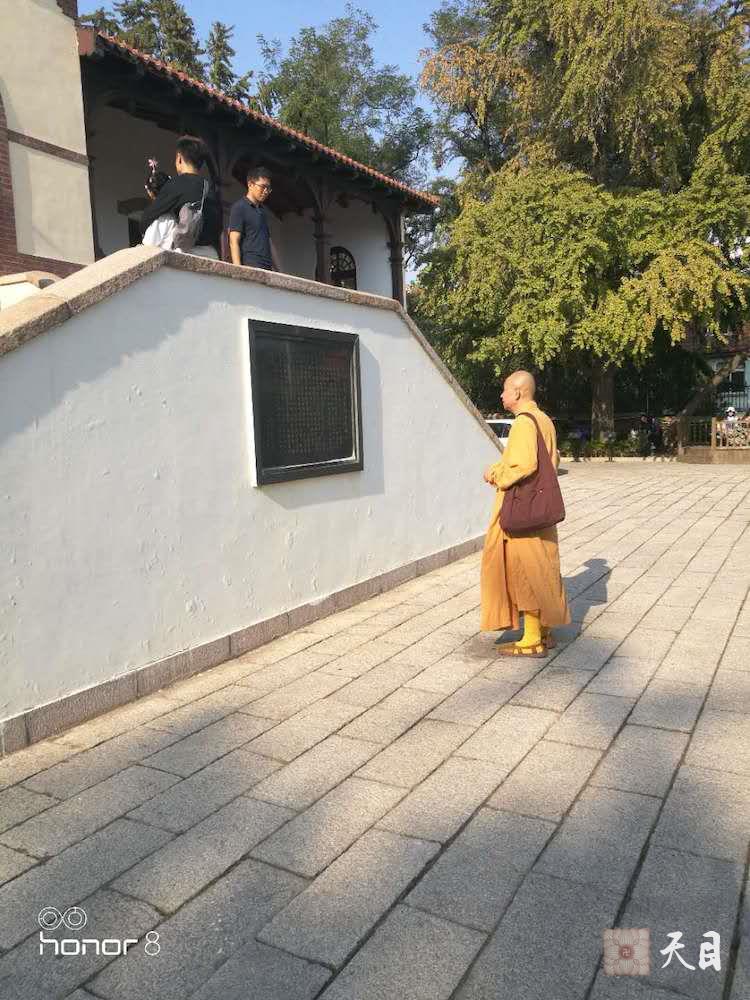 20181004圣观法师应常心法师的俗家女儿张译文居士的礼请在青岛李四光故居出席张译文居士&于文虔居士的西式素宴婚礼6