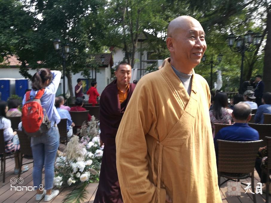 20181004圣观法师应常心法师的俗家女儿张译文居士的礼请在青岛李四光故居出席张译文居士&于文虔居士的西式素宴婚礼6