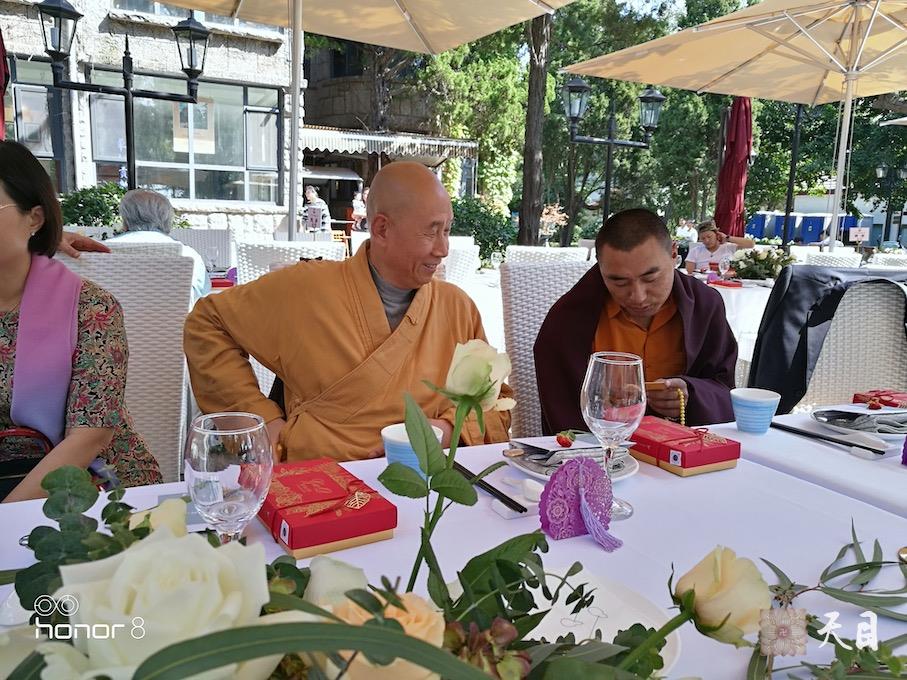 20181004圣观法师应常心法师的俗家女儿张译文居士的礼请在青岛李四光故居出席张译文居士&于文虔居士的西式素宴婚礼7