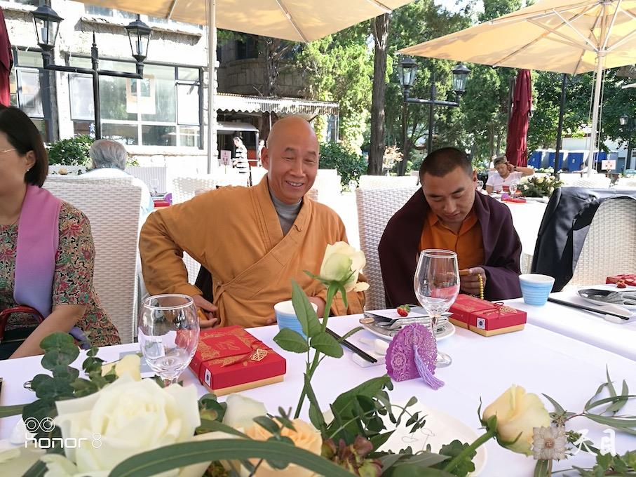 20181004圣观法师应常心法师的俗家女儿张译文居士的礼请在青岛李四光故居出席张译文居士&于文虔居士的西式素宴婚礼7