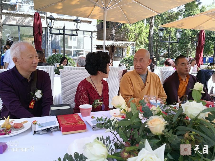 20181004圣观法师应常心法师的俗家女儿张译文居士的礼请在青岛李四光故居出席张译文居士&于文虔居士的西式素宴婚礼8