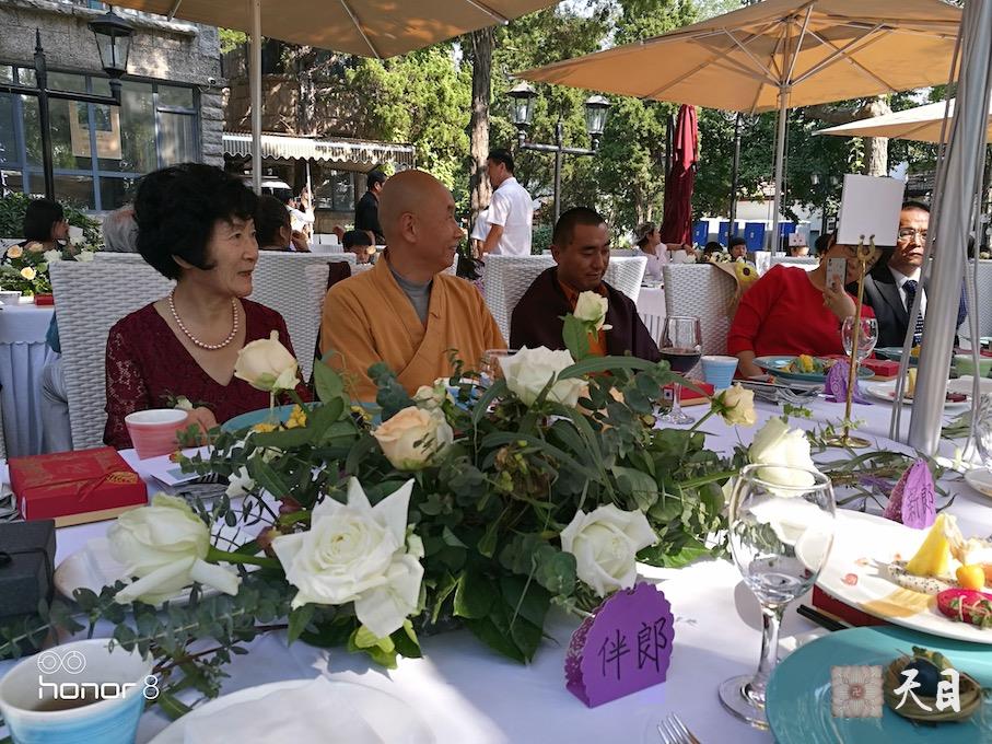 20181004圣观法师应常心法师的俗家女儿张译文居士的礼请在青岛李四光故居出席张译文居士&于文虔居士的西式素宴婚礼8