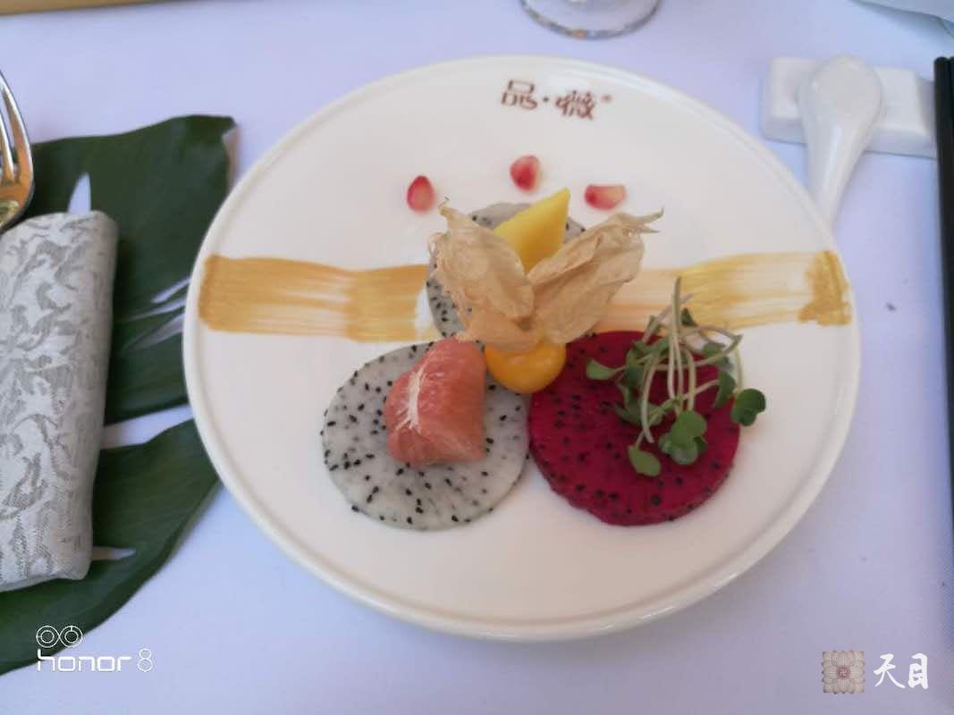 20181004圣观法师应常心法师的俗家女儿张译文居士的礼请在青岛李四光故居出席张译文居士&于文虔居士的西式素宴婚礼8