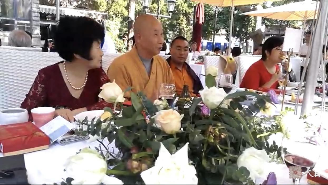 20181004圣观法师应常心法师的俗家女儿张译文居士的礼请在青岛李四光故居出席张译文居士&于文虔居士的西式素宴婚礼9