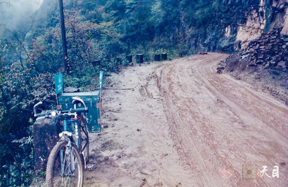 19990327徐志强（出家前的圣观法师）骑至重庆四面山