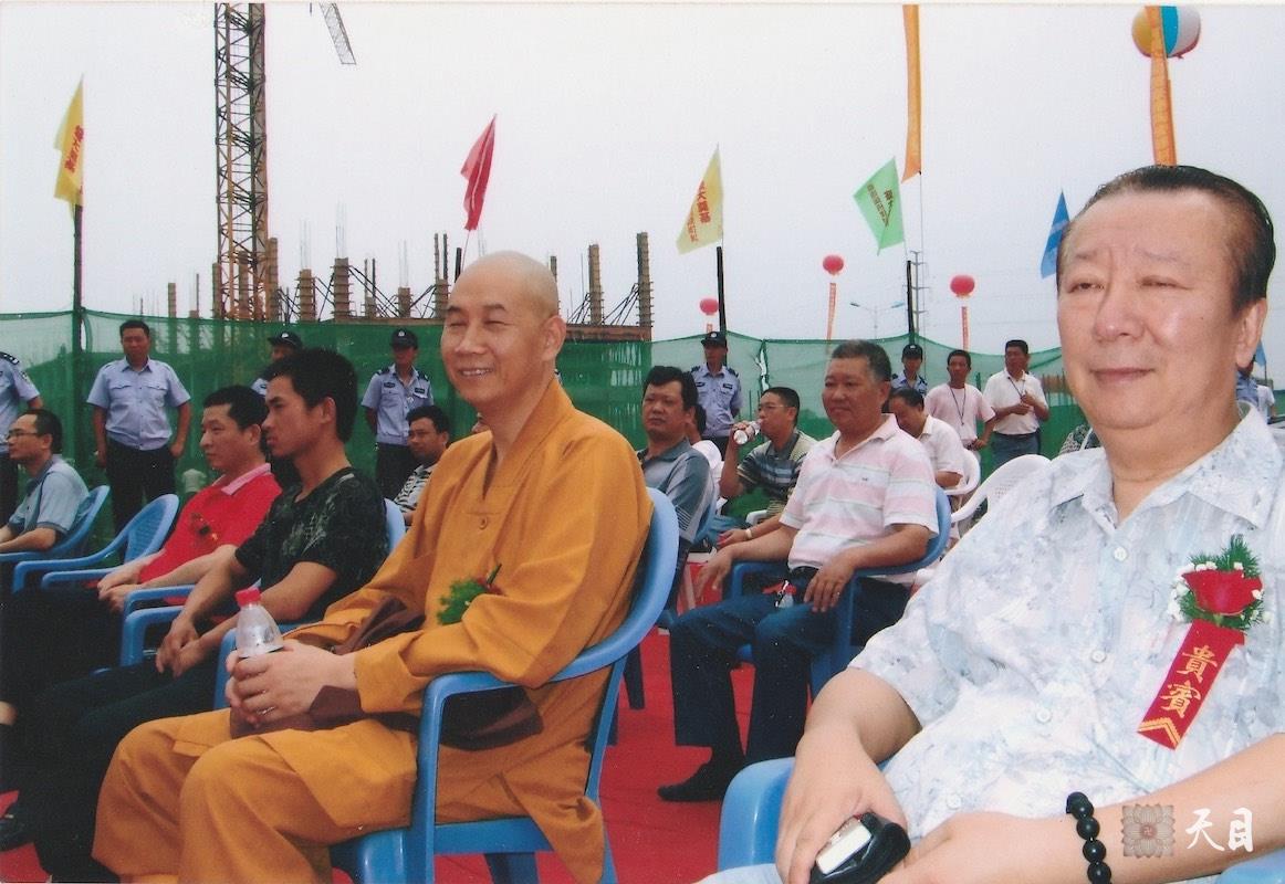 2009年圣观法师应邀赴山东临沂参加光彩事业活动