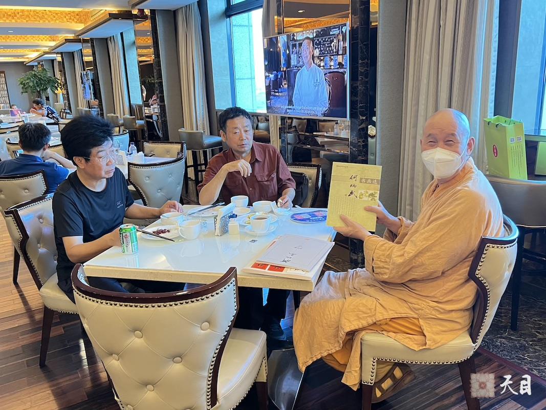 20230906圣观法师在西安赛瑞喜来登接受何炳武教授供养“圣观自在”书法