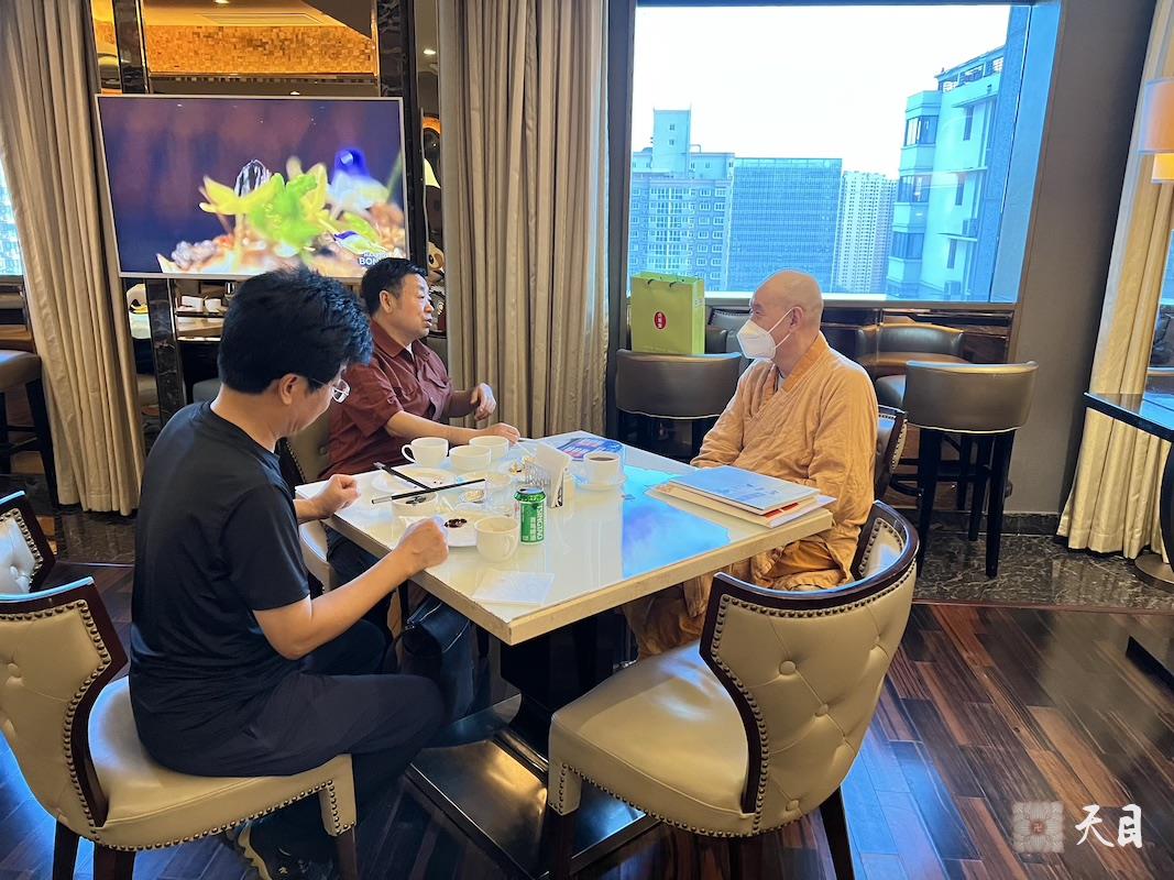 20230906圣观法师在西安赛瑞喜来登接受何炳武教授供养“圣观自在”书法