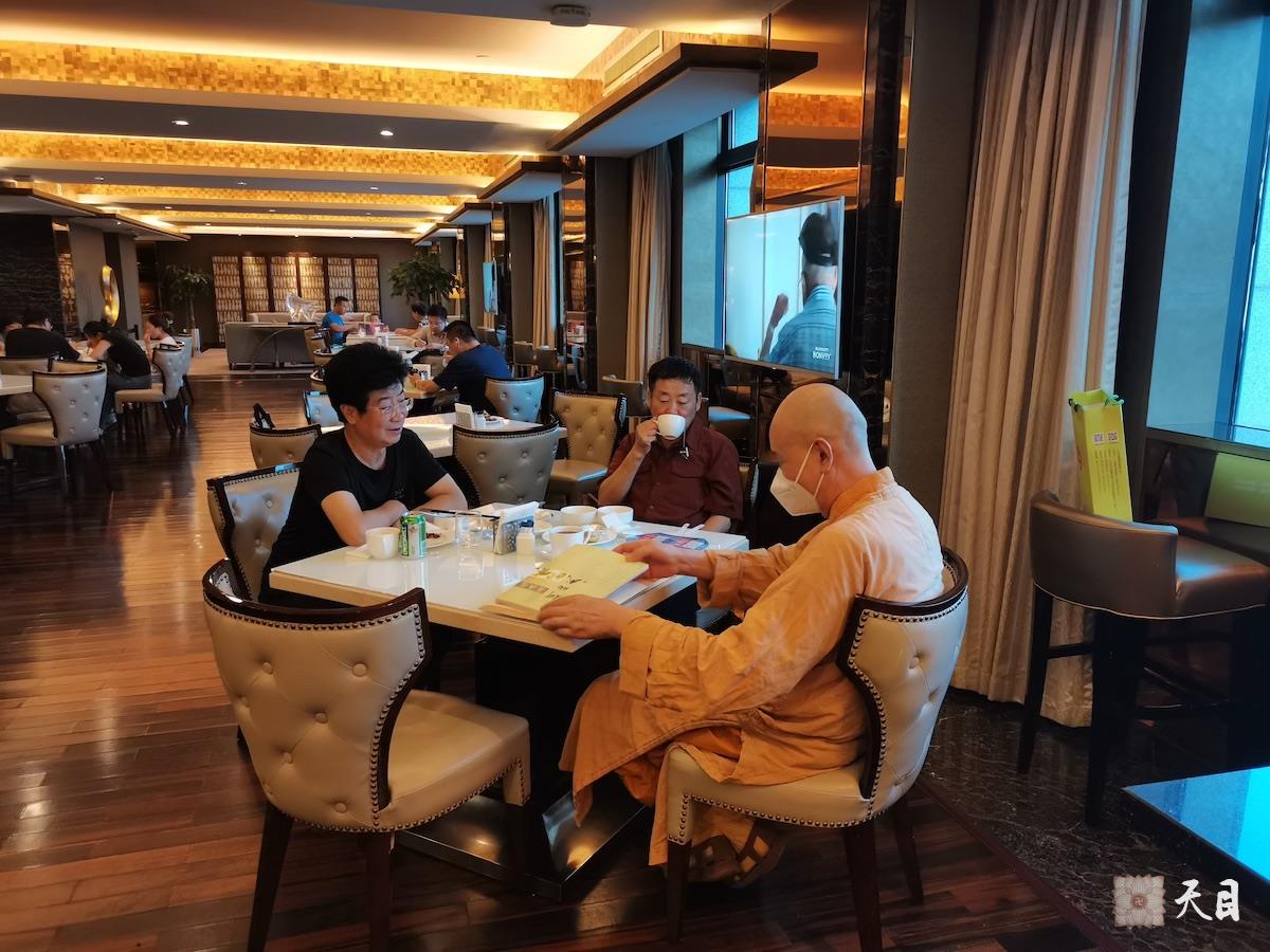 20230906圣观法师在西安赛瑞喜来登接受何炳武教授供养“圣观自在”书法