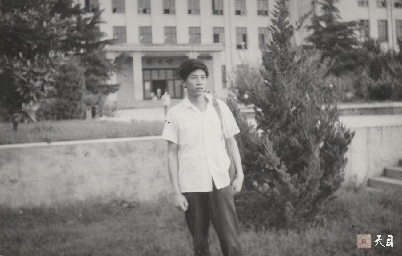 1982年徐志强（出家前的圣观法师）在中国科学技术大学计算机系软件班学习期间留影