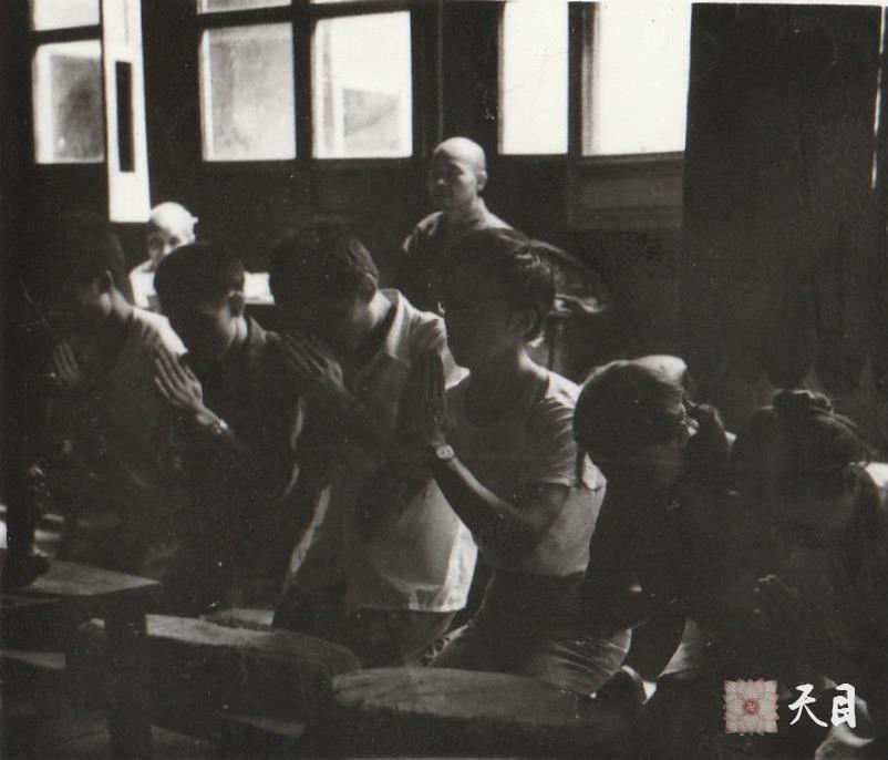 圣观法师第一次近距离接触佛教1983年暑假徐志强（出家前的圣观法师）在九华山百岁宫结缘应观法师