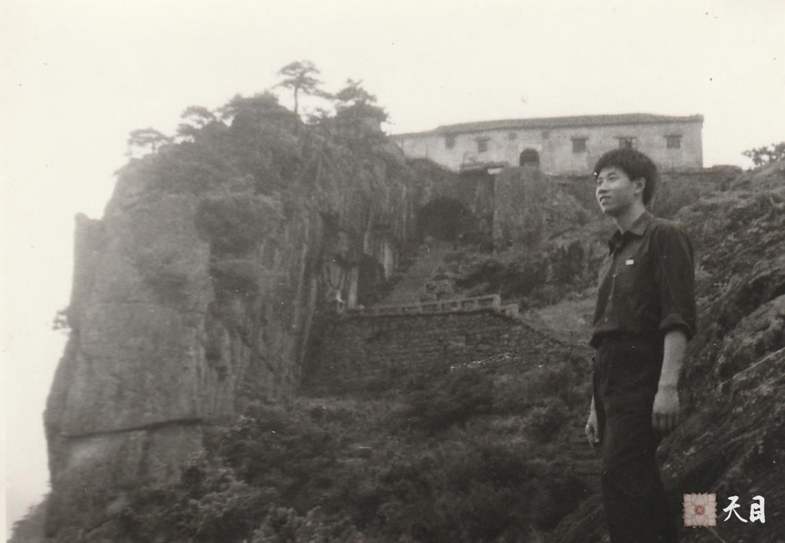 圣观法师第一次近距离接触佛教1983年暑假徐志强（出家前的圣观法师）在九华山百岁宫结缘应观法师