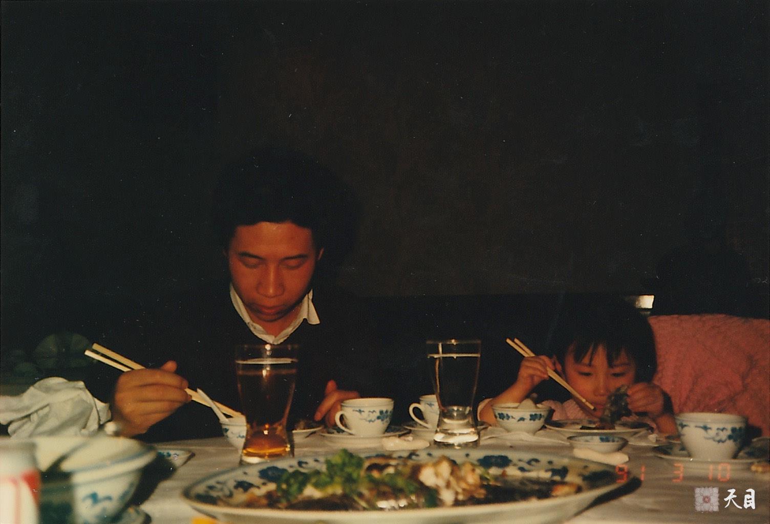 1991年三岁多的女儿已经可以熟练地自己吃饭了