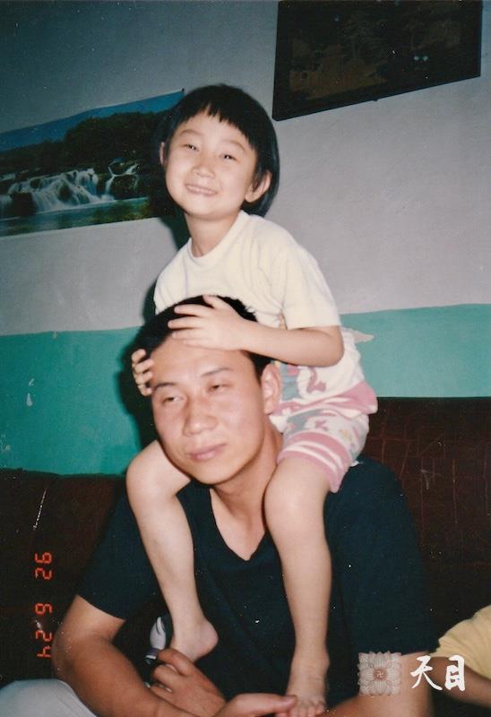 1992年徐志强（出家前的圣观法师）在西安给女儿过生日