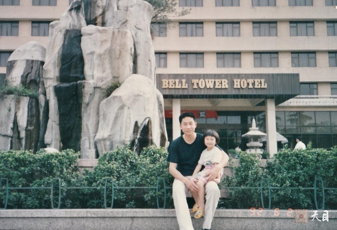 1992年徐志强（出家前的圣观法师）在西安给女儿过生日