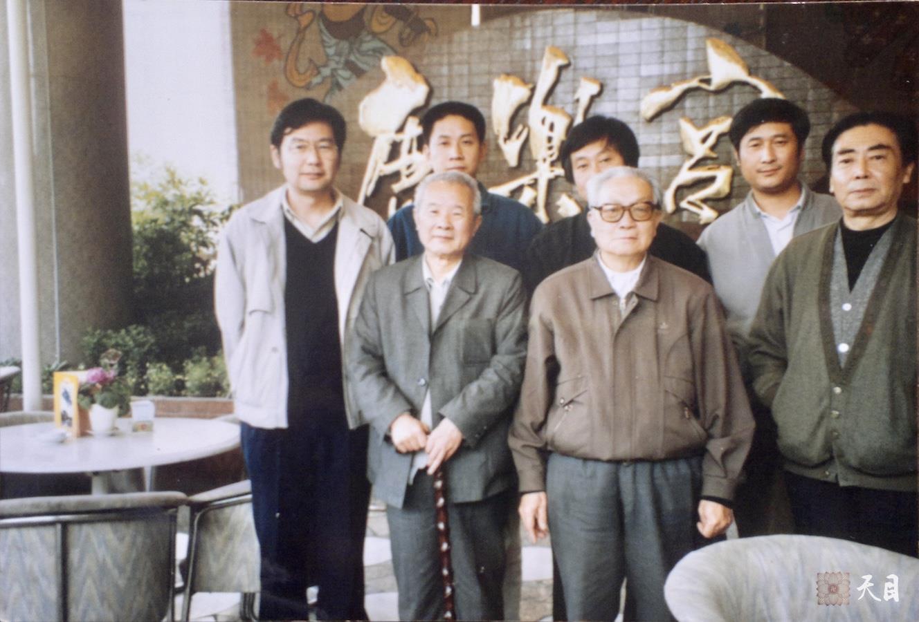 1993年春徐志强（出家前的圣观法师）陪同胡绩伟和丁济沧一行人在西安德发长饺子馆和西安唐乐宫接受宴请