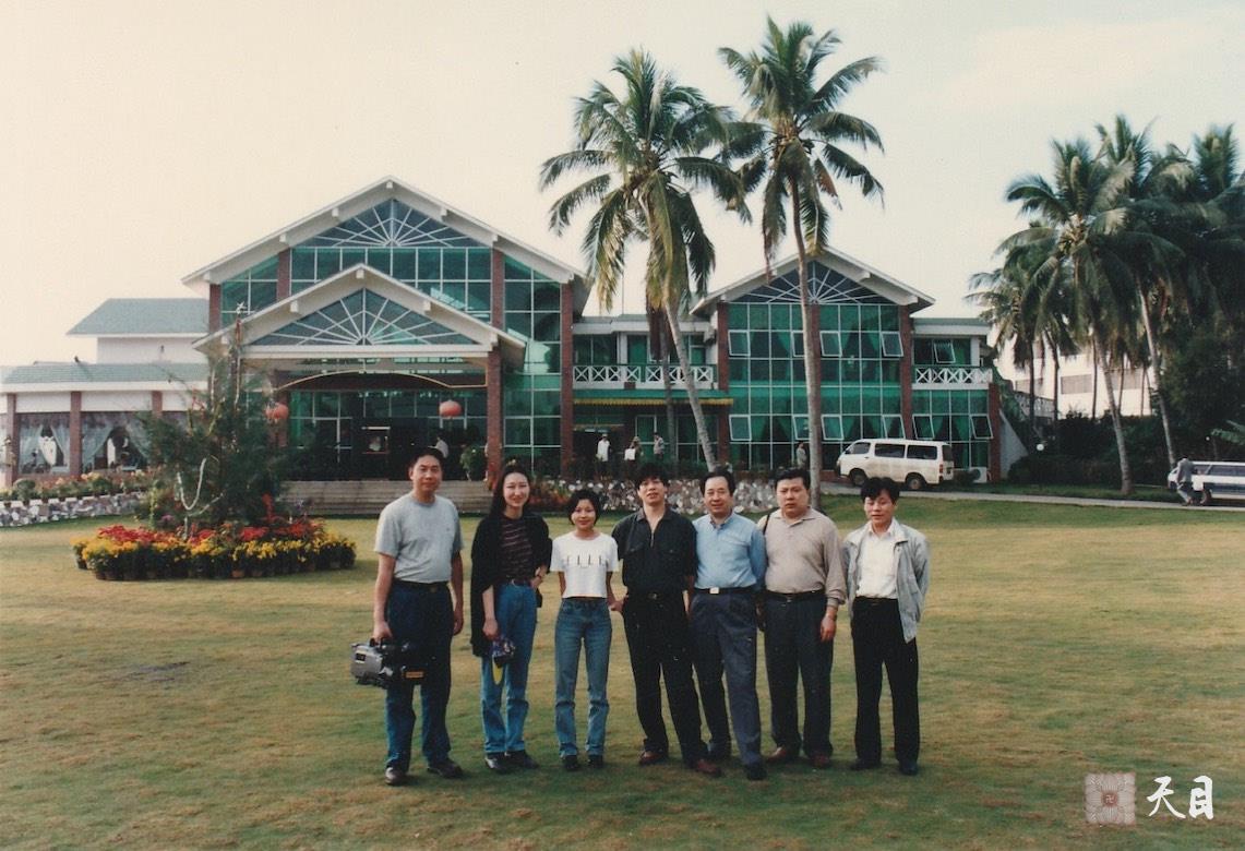 1997年夏徐志强（出家前的圣观法师）在海南拍摄100集大型纪录片《世界华人》