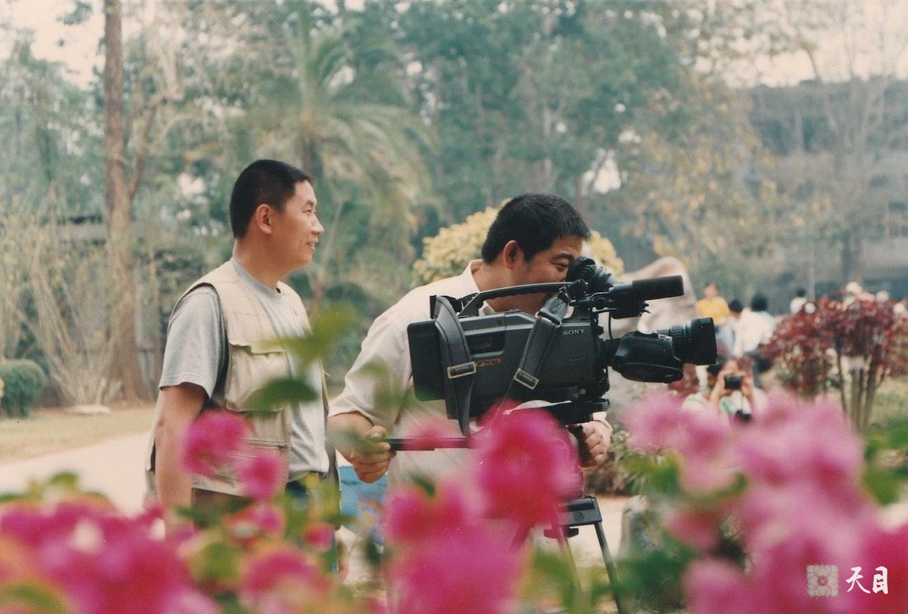 1997年夏徐志强（出家前的圣观法师）在海南拍摄100集大型纪录片《世界华人》