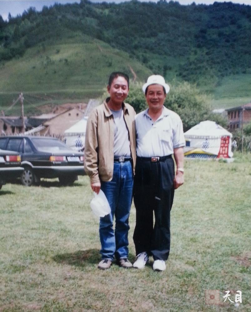 2001年夏徐志强（出家前的圣观法师）和陕西省政府秘书长梁和平在关山草原合影