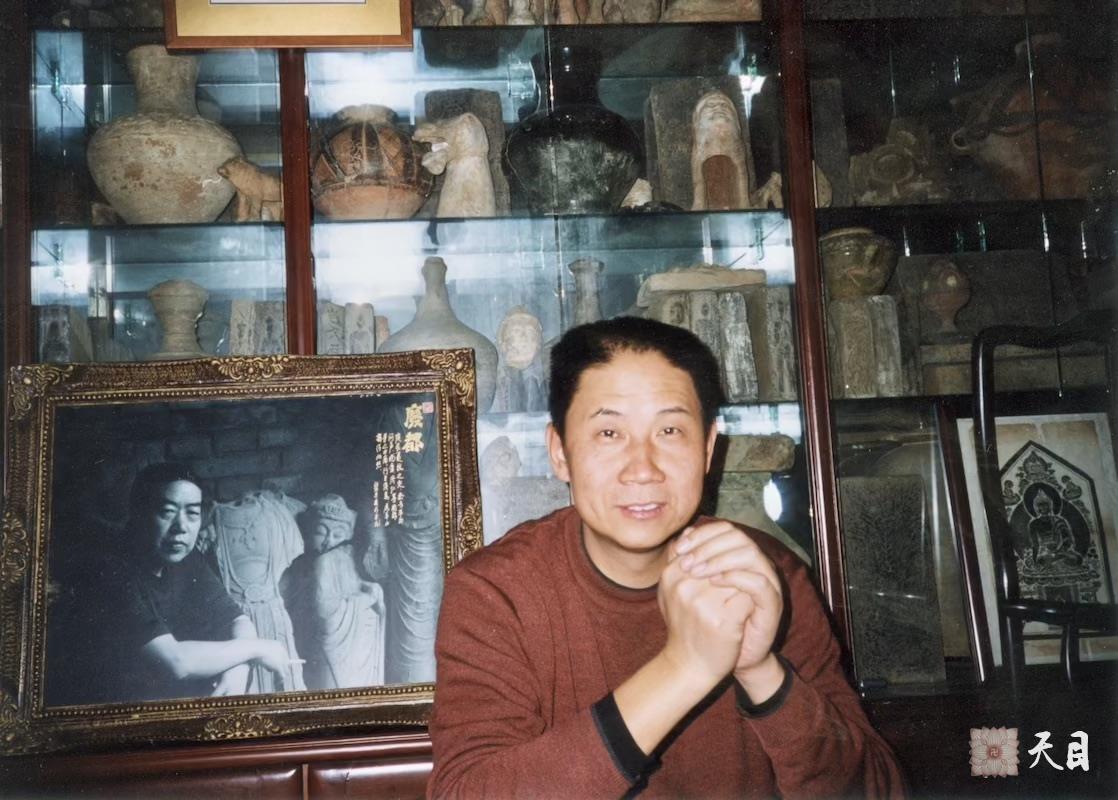 200203徐志强（出家前的圣观法师）在著名作家贾平凹家和贾平凹合影