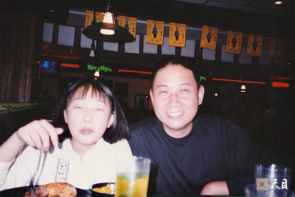 200204徐志强（出家前的圣观法师）出家前和女儿告别