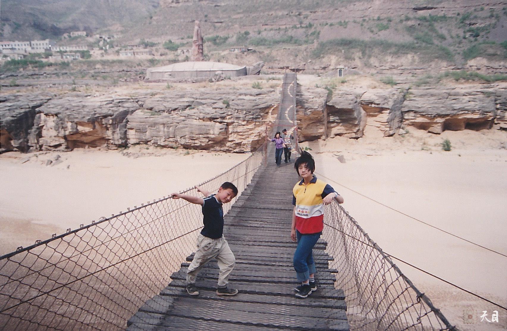 2001年秋徐志强（出家前的圣观法师）带女儿游黄帝陵、壶口瀑布