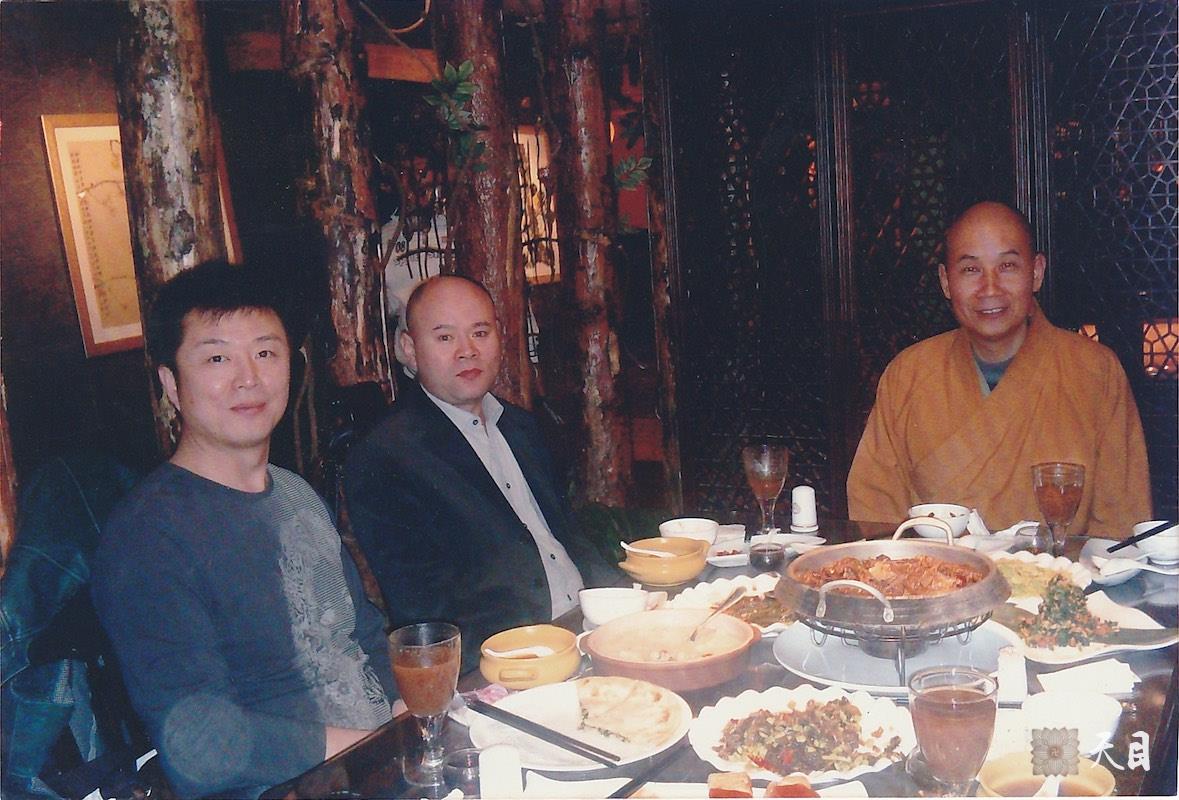 20090321圣观法师和胡德华相聚在北京韩勃办公室和怡新素食馆2