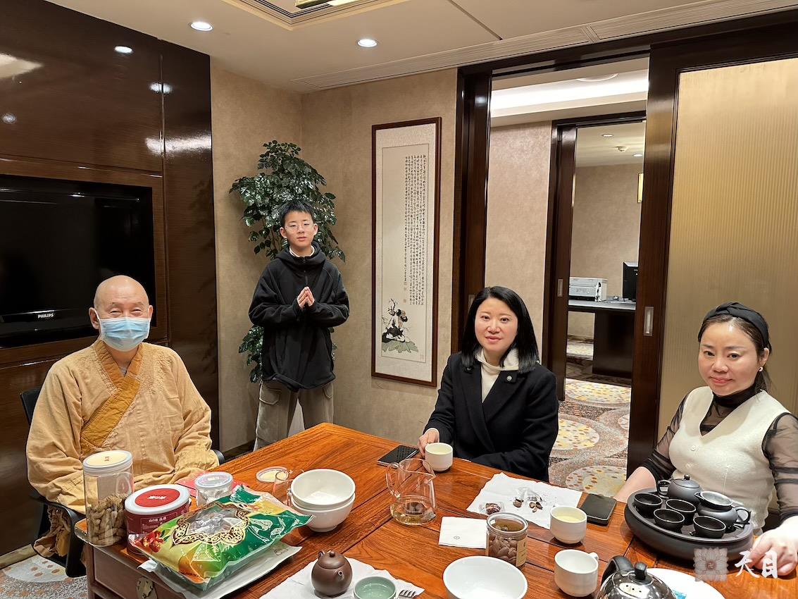 20240208圣观法师带领果实法师在中山喜来登接见来自温州的常意居士常江居士徐晓飞并给弟子们开示 1