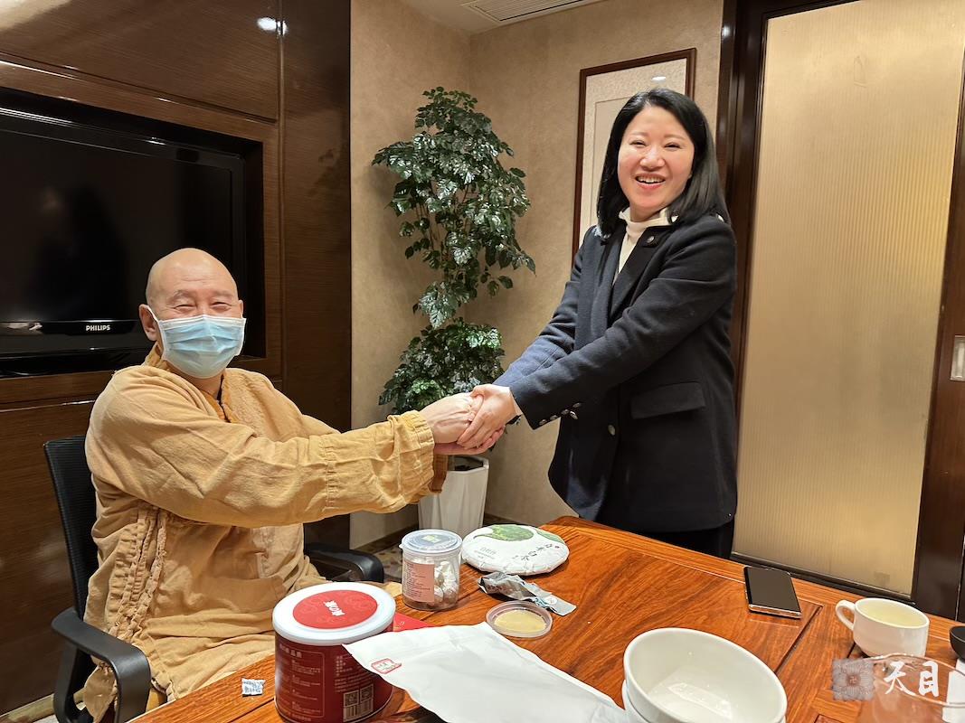 20240208圣观法师带领果实法师在中山喜来登接见来自温州的常意居士常江居士徐晓飞并给弟子们开示 1