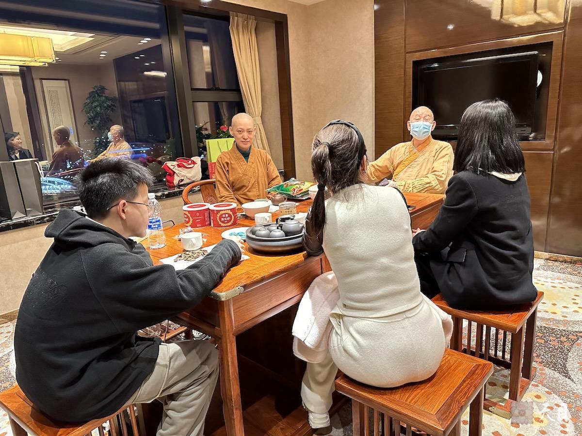 20240208圣观法师带领果实法师在中山喜来登接见来自温州的常意居士常江居士徐晓飞并给弟子们开示2