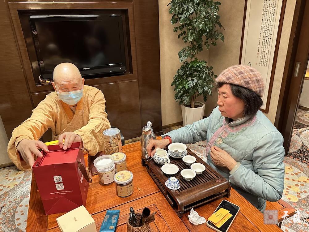 20240125圣观法师在中山喜来登接见来自武夷山的余月红居士2