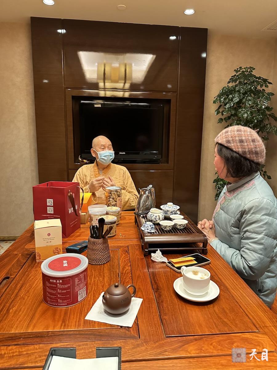 20240125圣观法师在中山喜来登接见来自武夷山的余月红居士2