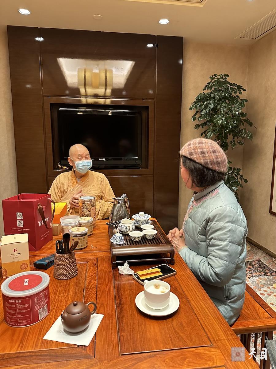 20240125圣观法师在中山喜来登接见来自武夷山的余月红居士2