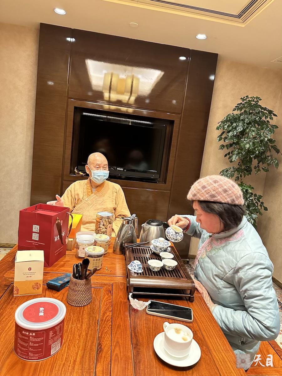 20240125圣观法师在中山喜来登接见来自武夷山的余月红居士2